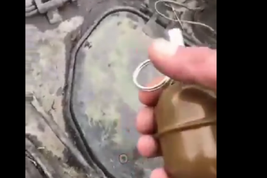 DOBRO JUTRO, RUSKA SVINJO VOJNIČKA! Šok snimak kruži mrežama, Ukrajinac sa bombom u ruci preti tenkisti! (VIDEO)