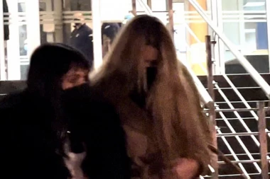 UPLAŠENE NA SMRT! Žene ISKASAPLJENIH Veljinih žrtava zavijene u CRNO, samo im se oči naziru!