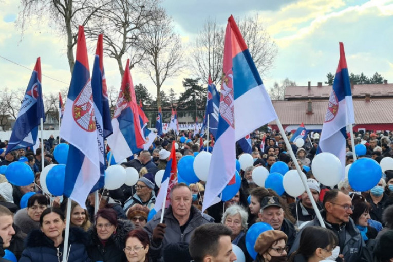 VIŠE OD 4.000 MEŠTANA MAJURA ČEKA VUČIĆA: Građani šabačkog naselja se okupili sat vremena pre skupa (FOTO)