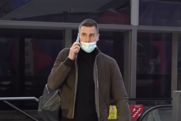 Sprečen INCIDENT u kafiću zbog Vranješa: MUVAO zauzetu devojku, pa njen DEČKO NASRNUO na njega?! Fudbaler se oglasio i otkrio ISTINU! (FOTO)