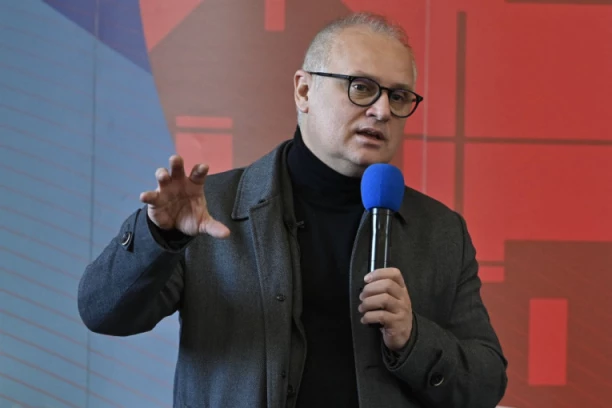 Pokretna kancelarija Gorana Vesića u Dobanovcima: Obilazak radova na izgradnji fiskulturne sale i rešavanje problema