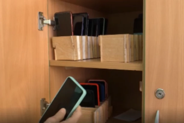 PRVA ŠKOLA BEZ MOBILNIH TELEFONA: Ovo su prve reakcije, a ovo prvi efekti novog režima