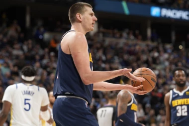 DA LI JE OVO KOŠ GODINE U NBA? Jokić POENTIRAO pa ZAURLAO na sudije! (VIDEO)