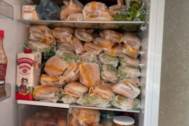 RUS NAPUNIO FRIŽIDER HRANOM IZ MEKA, NA POLICI I SRPSKI PROIZVOD: Hit objava kruži mrežama, pogledajte o čemu se radi! (FOTO)