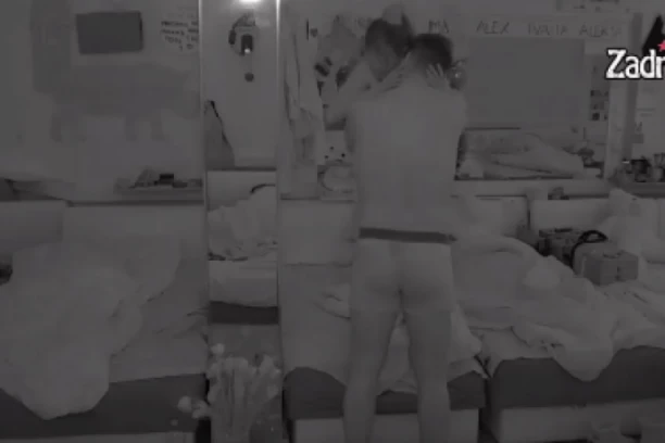 Marko i Marijana razmenjivali NEŽNOSTI pred PUNOM sobom: Zadrugarima popustile kočnice, usledili VRELI poljupci! (VIDEO)