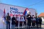 VUČIĆ U BUSIJAMA: Ako sačuvamo mir i stabilnost, plate i penzije će da rastu (VIDEO)