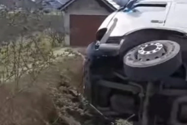 KAMION ULETEO U DVORIŠTE! Prevrtanje na putu Vrnjci - Novo Selo (VIDEO)