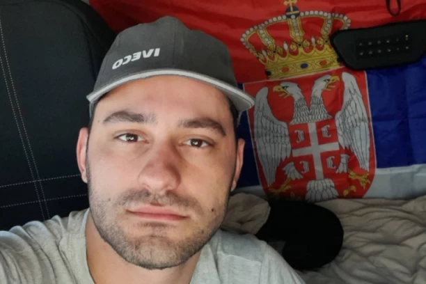 OGLASILE SE KOLEGE POGINULOG KAMIONDŽIJE! Kamion ga priklještio kada je izašao da protegne noge, OVO ga je koštalo života?! (VIDEO)