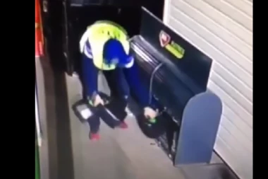 KRAĐA GORIVA NA GALENICI: Vozač kombija nonšalantno odneo 3 kanistera!