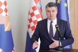 PO PRINCIPU PLJUNI PA POLIŽI: Milanović dobio "packu" zbog istine o Kosovu, pa sad Vjosu i Kurtija diže u nebesa!