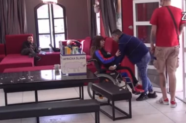 SAMO ŠTO JE MILJANA SA DEČKOM UŠLA U ZADRUGU USLEDIO ŠOK: Navatala Nenada na gomili sa drugom učesnicom, IZBIO ŽESTOK SKANDAL! (VIDEO)