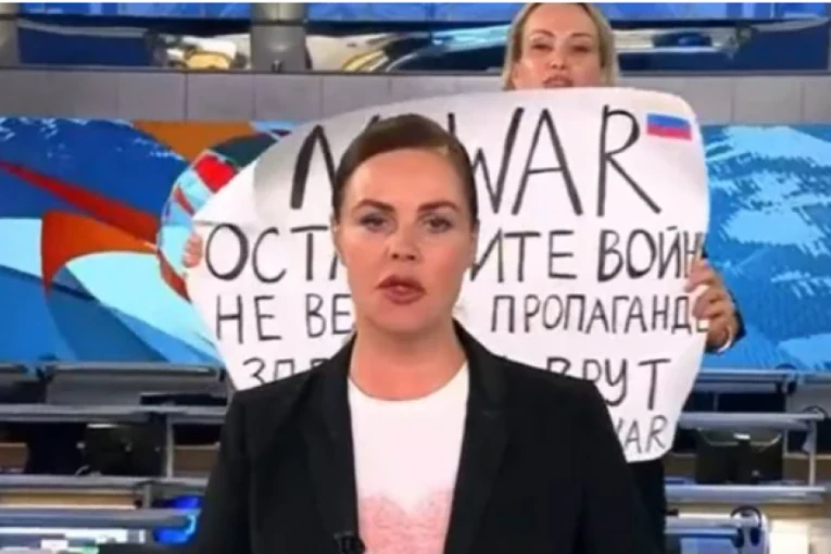 Novinarka na PUTINOVOJ TV napravila prvorazredni SKANDAL! Sve u programu UŽIVO! Odmah privedena u policiju! (FOTO/VIDEO)