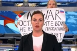 MISLITE SVOJOM GLAVOM! Ruska novinarka koja je upala u studio sa antiratnim natpisom ima novu poruku za sve (FOTO/VIDEO)