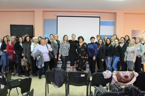 Subotica sistematski ulaže u mlade bračne parove i buduće generacije: Održana tribina Fondacije „Dajana Paunović“