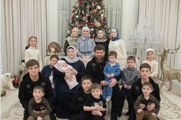Otac 12-oro dece, od kojih je DVOJE USVOJIO, muž TRI ŽENE! Evo ko je Ramzan Kadirov, najveći PUTINOV prijatelj!
