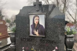Misteriozni mladić na grobu Ksenije Pajčin! Sa suzama u očima ostavio cveće i poljubio sliku! (VIDEO)