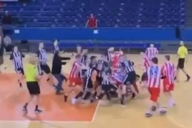 OPŠTA TUČA NA DERBIJU: Igrači Zvezde i Partizana se MAKLJALI, a sada se oglasili čelnici klubova (VIDEO)