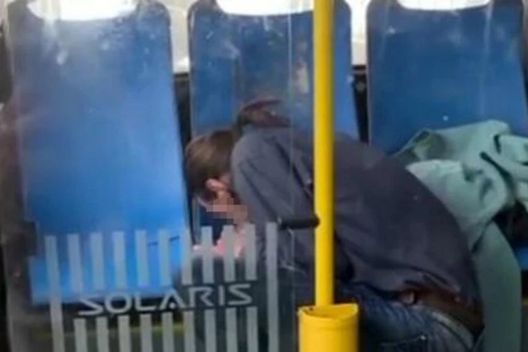 PUTNICI U NEVERICI: Čovek se drogira na liniji 95 pred svima (FOTO)