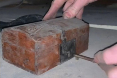 KAO UVOD U HOROR FILM: U staroj kući našao kutiju sa upozorenjem na njoj, a kad ju je otvorio - skamenio se! (VIDEO)