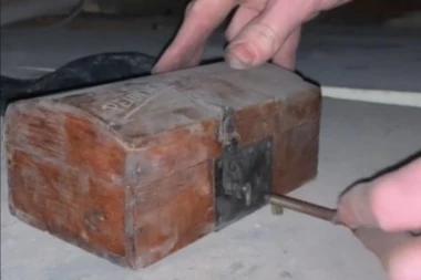 KAO UVOD U HOROR FILM: U staroj kući našao kutiju sa upozorenjem na njoj, a kad ju je otvorio - skamenio se! (VIDEO)