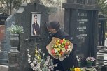 POTRESNA SCENA na grobu Ksenije Pajčin: KARAMELA tužno ljubi SLIKU na nadgrobnom spomeniku, KOMŠINICA SKRHANA BOLOM pognula glavu, a suze same teku! (FOTO, VIDEO)