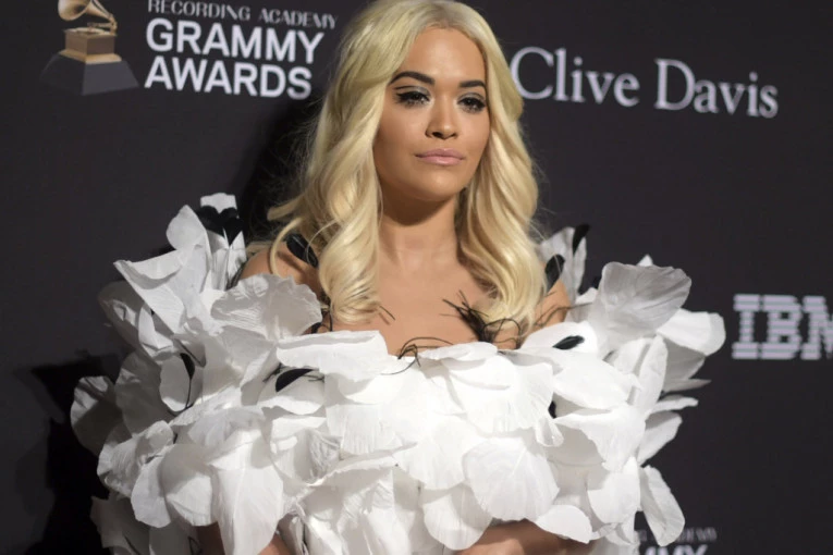 BEZ GAĆA NA CRVENOM TEPIHU! Da li biste imali hrabrosti da se obučete kao Rita Ora?