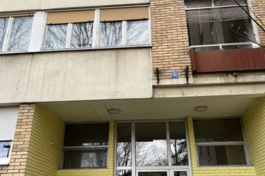 OVO SU STAN I ZGRADA U KOJOJ JE PRONAĐENA ŽENA U MIRIJEVU: Sin joj je u zatvoru, sumnja se da ju je težak život naterao da presudi sebi! (FOTO,VIDEO)