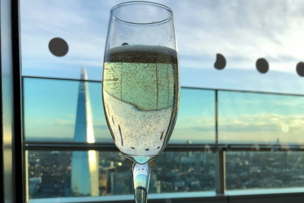 POVLAČI SE POZNATI ŠAMPANJAC! Čovek u Nemačkoj umro nakon što je zalio večeru ovim pićem!