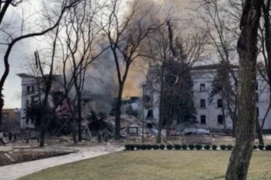 UŽAS U MARIJUPOLJU: Porušeno pozorište u kome su se krili CIVILI! Ima još ljudi ispod ruševina! (FOTO,VIDEO)