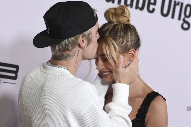 Savršeni stajling od glave do pete za letnje venčanje: Pogledajte kako to radi HEJLI BIBER! (FOTO)