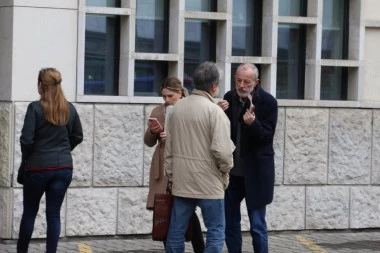 MIROSLAV SE NALAZI U POLUSVESNOM STANJU I APSOLUTNO JE NEPOKRETAN! Ponovo odloženo suđenje učitelju glume Miki Aleksiću!