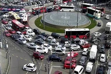 SAOBRAĆAJNA APOKALIPSA U CENTRU BEOGRADA: Zbog protesta Nemanjina zatvorena za vozila, ogromne gužve i na još nekim mestima (VIDEO)