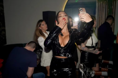 GASTOZ proslavio rođendan: Tijana Ajfon nikad veselija, Maja Marinković slala poljupce misterioznom muškarcu?!