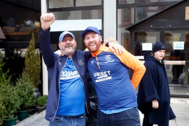 ŠKOTI OKUPIRALI CENTAR BEOGRADA: Grmi pesma navijača Rendžersa, a saobraćaj BLOKIRAN (VIDEO)