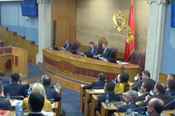 "VIDOVDANE, MOJ OČINJI VIDE, ŽIVELA CRNA GORA!" Mandić PRESREĆAN! Završena rasprava u Skupštini CG o Predlogu rezolucije o Jasenovcu