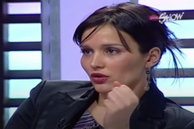 RADA RADENOVIĆ JE NESTALA SA TV EKRANA, SADA JE ŠOKIRALA FOTOGRAFIJOM: Bez TRUNKE ŠMINKE u 42-oj godini izgleda SAVRŠENO! (FOTO)