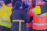 BIZARNO! Incident u Premijer ligi, navijač se kablom vezao za stativu! (VIDEO)