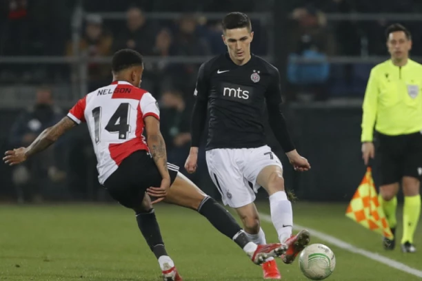 DA LI ĆE UEFA REAGOVATI? Skandalozna provokacija fudbalera Fejnorda, pokazao SIMBOL Velike Albanije! (FOTO)
