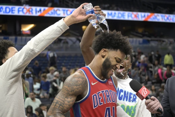 RAFALNA PALJBA - DESET TROJKI! Bej brojao do 51, Detroit PREGAZIO Orlando! (VIDEO)