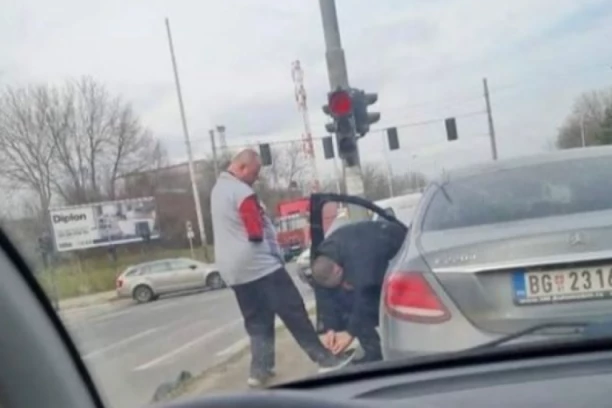 GEST VREDAN DIVLJENJA! Čovek je nasred ulice izašao iz auta, a zbog onoga što je učinio BRUJI SRBIJA (FOTO)
