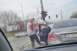 GEST VREDAN DIVLJENJA! Čovek je nasred ulice izašao iz auta, a zbog onoga što je učinio BRUJI SRBIJA (FOTO)