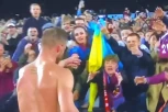 VELEIZDAJA ILI SLABOST? Krenuo do ukrajinske zastave, a onda je usledilo MEGA IZNENAĐENJE! (VIDEO)