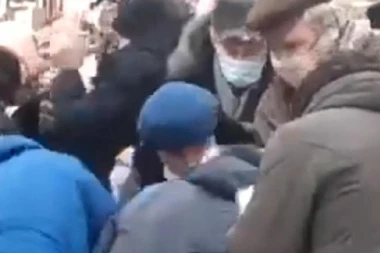 RUSI SE MLATILI ZA POSLEDNJI KILOGRAM ŠEĆERA! Kriza udarila nikad jače, rafovi se prazne munjevitom brzinom, RUBLJA SE STRMOGLAVILA! (FOTO, VIDEO)