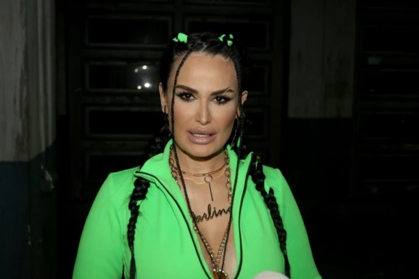 NAŠA PEVAČICA POKAZALA OŽILJAK NAKON INTERVENCIJE: Jedva ostala ŽIVA, a sada se pojavio ŠOK SNIMAK! (VIDEO)