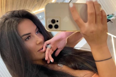 BRUTALNO DOBRA I NE STIDI SE TOGA: Prava je BOMBA - a jezik koristi za SVAŠTA! (FOTO)