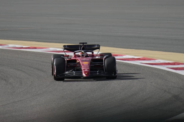 FERARI NA POL-POZICIJI U BAHREINU: Svetski šampion drugi na startu sezone, Hamilton žestoko podbacio