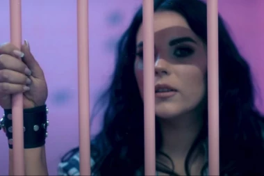 Naša pevačica dobila 11 GODINA ROBIJE, završila iza REŠETAKA: Bivšeg htela da UBIJE, scene NASILJA I KRV šokirale javnost! (VIDEO)