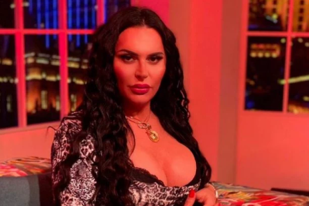 MNOGO SAM VIŠE OD ŽENE, JEDINO ME DECA ZOVU "TATA": Elektra Elit progovorila o promeni pola i PROSTITUCIJI, pa otkrila ko su joj KLIJENTI!