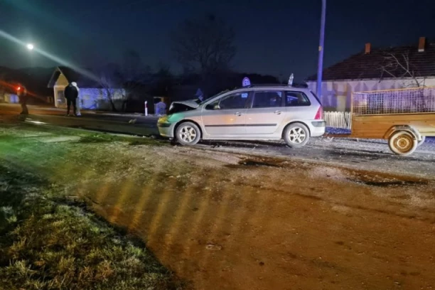 SUDAR AUTOMOBILA I TRAKTORA KOD KRALJEVA! Među povređenima i DESETOGODIŠNJE DETE! (FOTO)