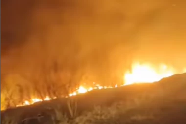 BUKTI POŽAR KOD BAČA! Vatrogasci se bore da ugase PLAMEN! (VIDEO)